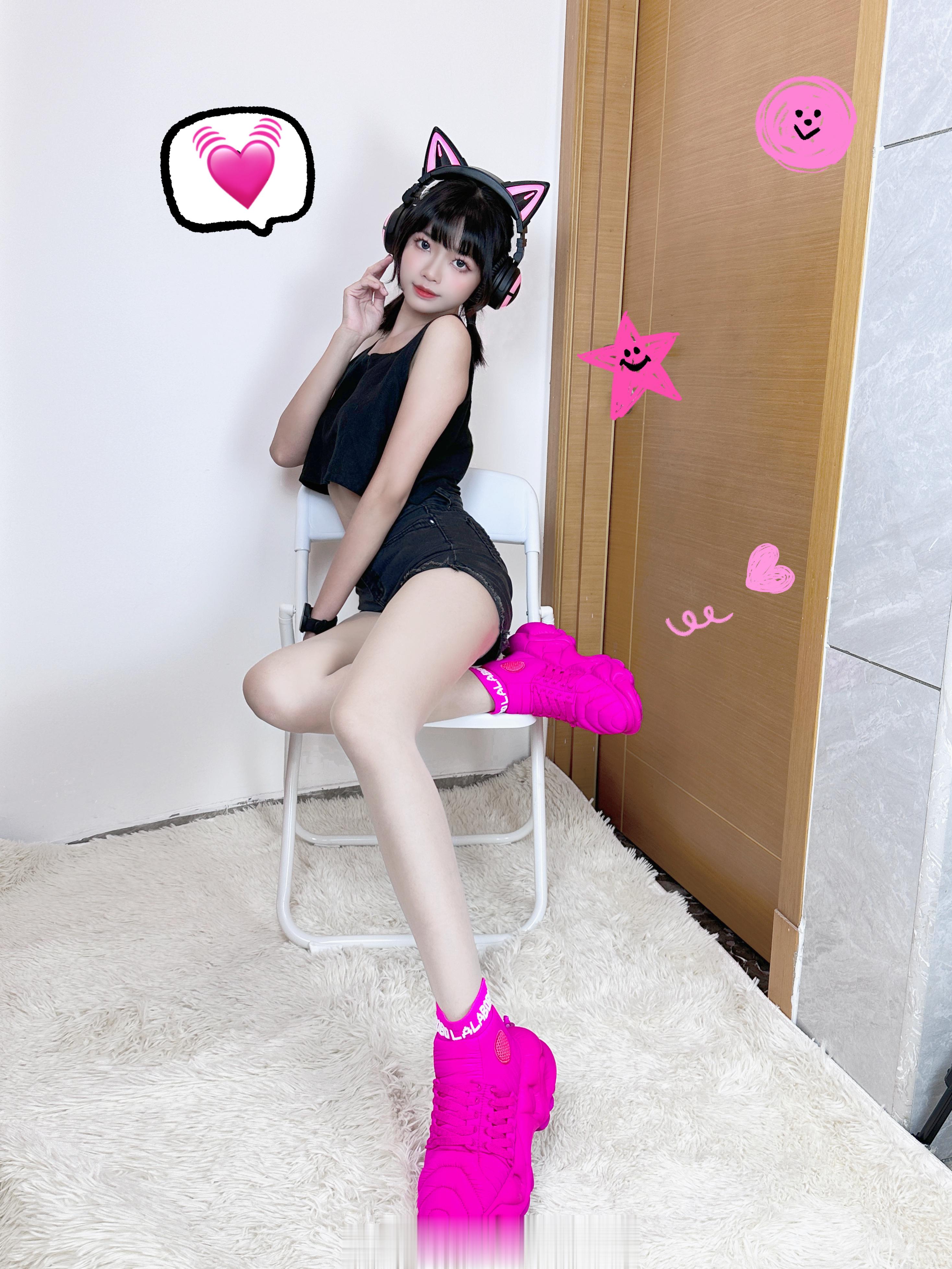OOTD｜芭比粉的鞋子耶！有种酷酷芭比的感觉耶，黑粉搭配尊嘟很酷呀～明亮的💓芭