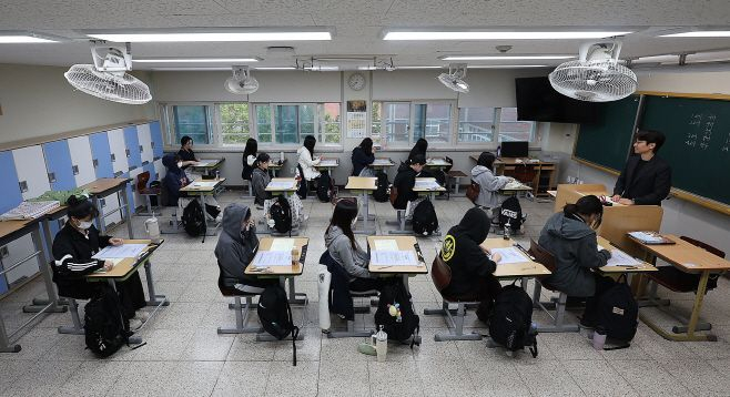 【为考上好大学，韩国高中生流行“主动退学重读”】韩国高一学生为考名校扎堆退学海外