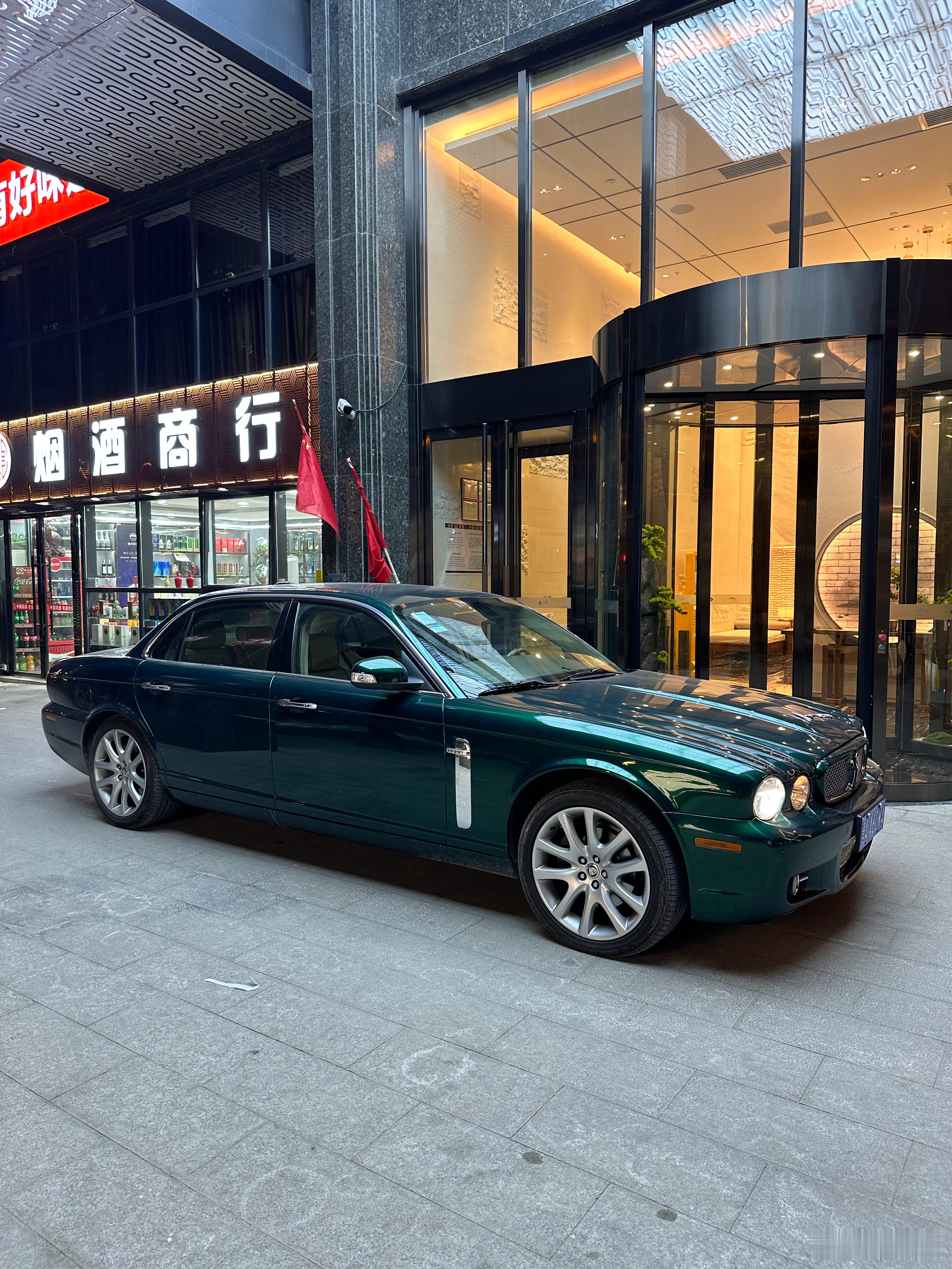 夜幕下的英国车雍容华贵！ ​​​