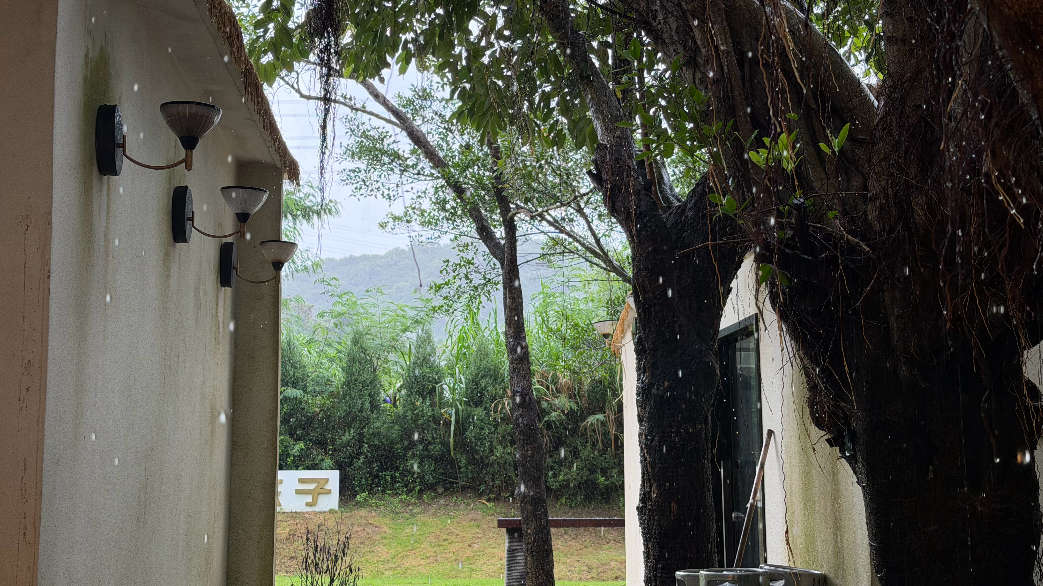 昆明暴雨深圳的雨都把我下麻了再这样下去，这个月赚的都不够交电费的啦 深圳·很野露