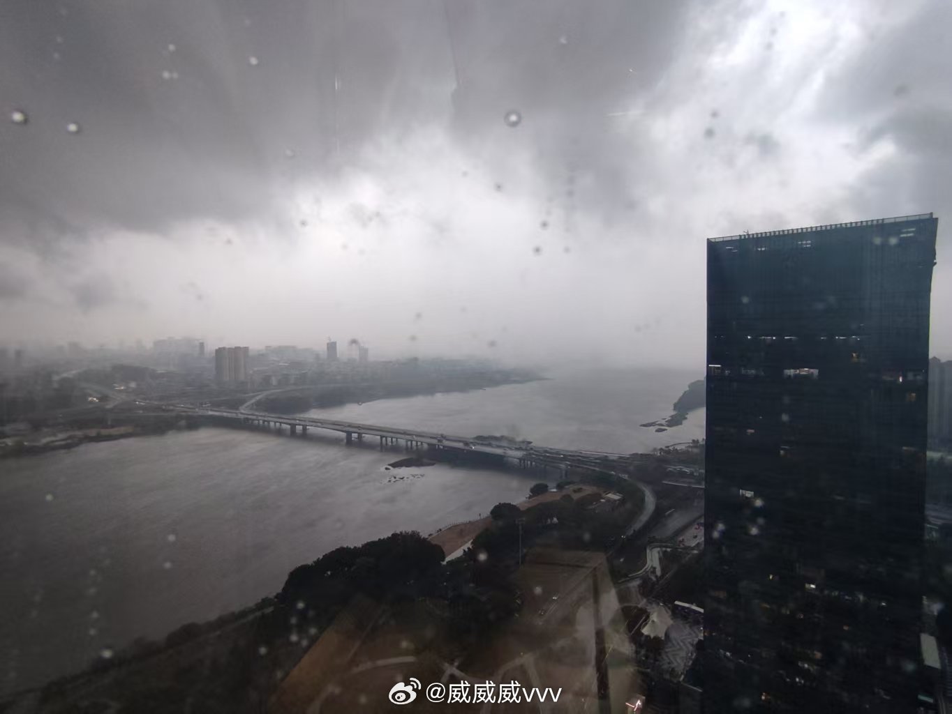 最美的不是下雨天，是曾与你躲过雨的屋檐 