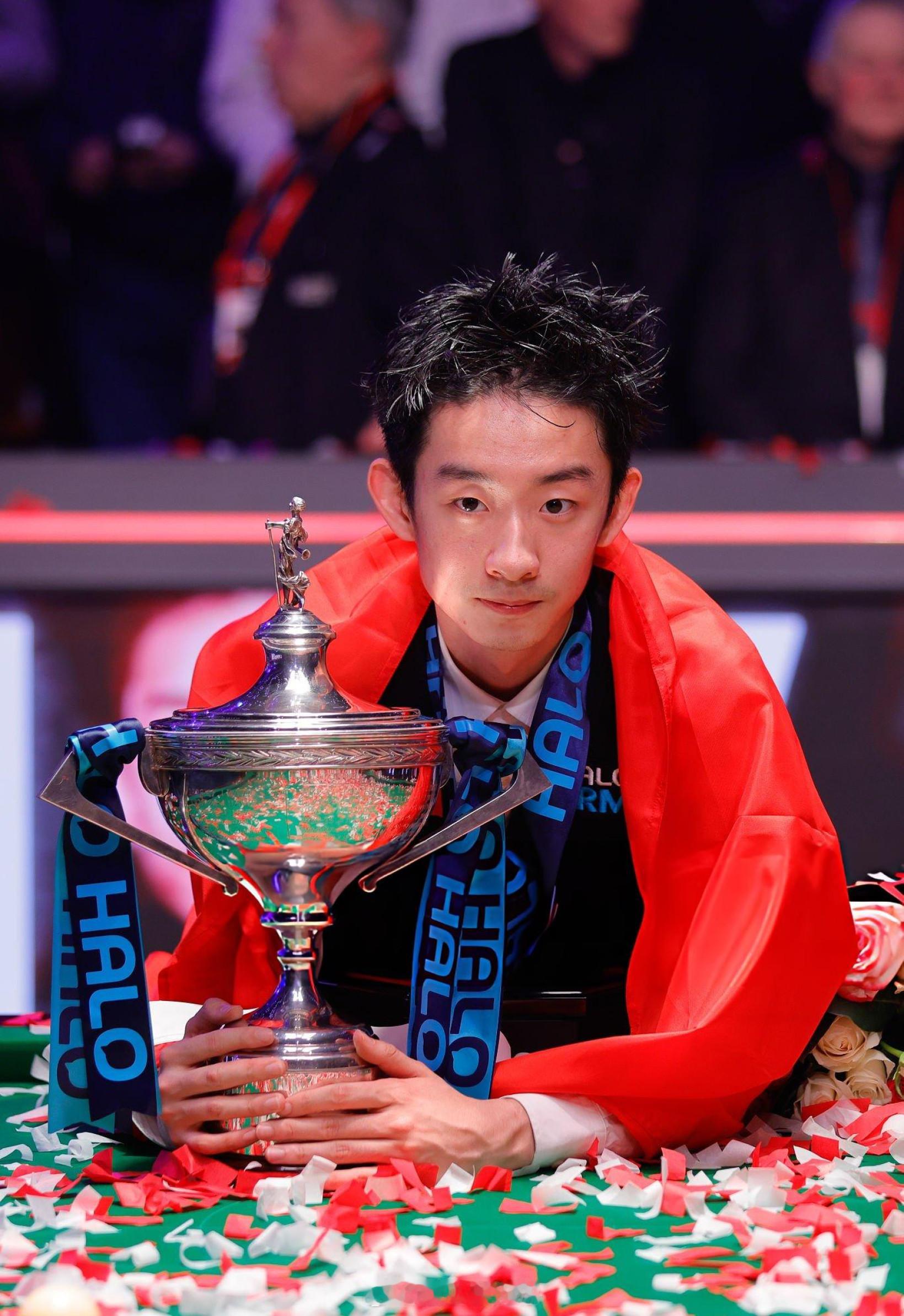 吴宜泽世锦赛夺冠身披国旗，高举奖杯🏆，吴宜泽登顶克鲁斯堡，史上首位00后世锦赛