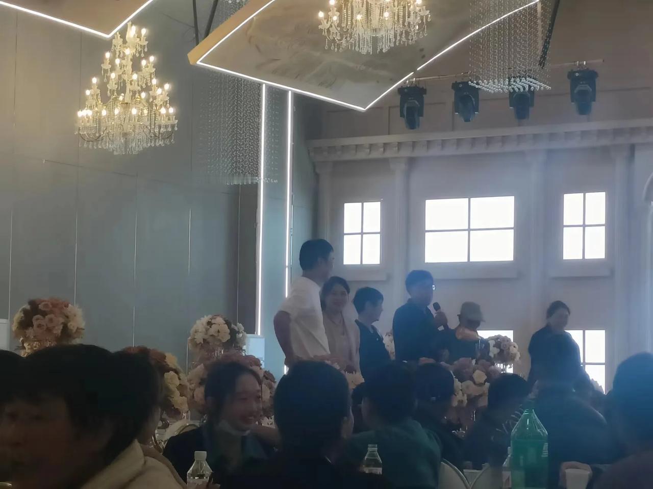 说个笑话，一位想去泰国旅游的先生，去了一家书店。
   “你好老板，我想去泰国十