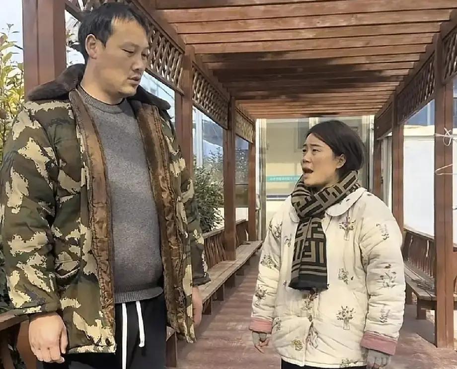 高锐回村，一句“你拿什么娶娜娜”，直接把大飞钉在了穷小子的耻辱柱上。
这哪是探亲