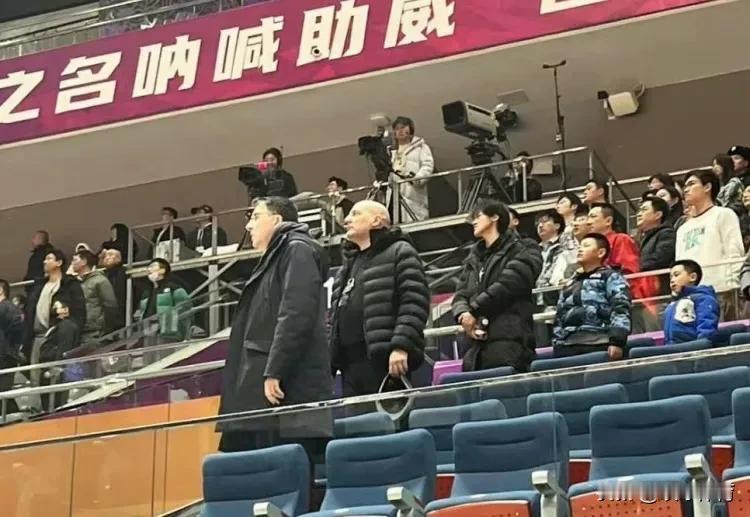 1月30日晚中国男篮主教练乔尔杰维奇现身北控男篮主场，观看北控男篮对阵南京同曦男