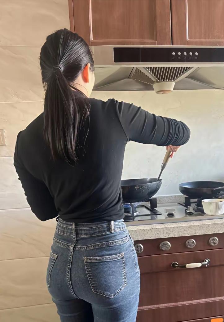 正在做饭的她！