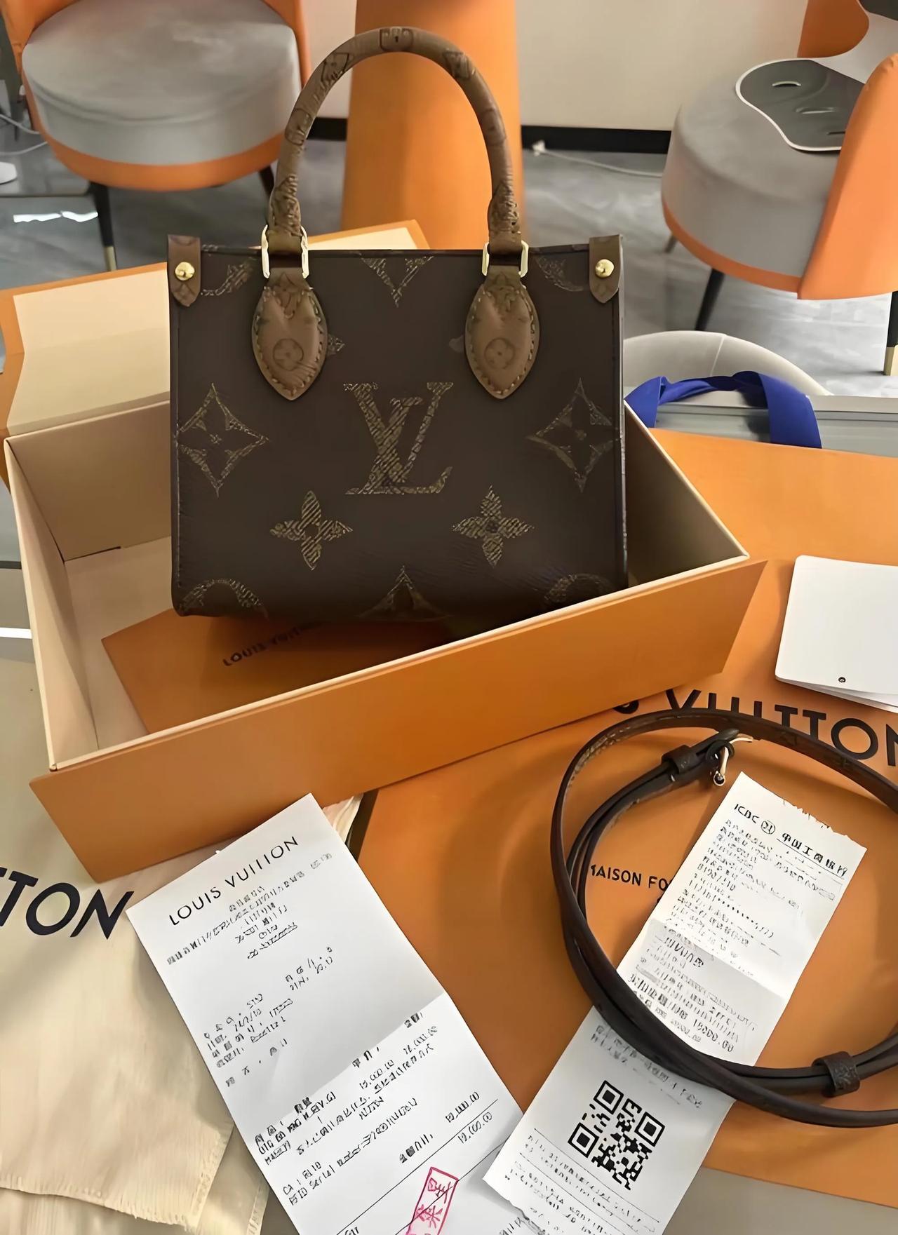 扎心真相：你晒的名牌包，在别人眼里一文不值
 
同学聚会上，穿戴着满身名牌的老同