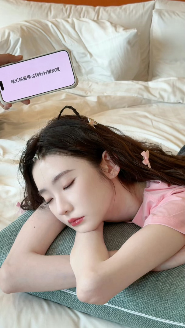 镜头是懂观众想看什么的——这波咬耳朵特写，我给满分！丁程鑫张艺凡在说什么悄悄话你