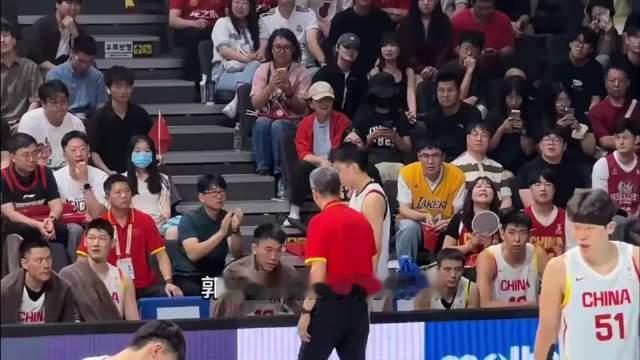 #体育[超话]# 郭士强点评球队，直言队员在比赛里耐心不足。

年轻球员大赛经验欠缺，容易在局势波动