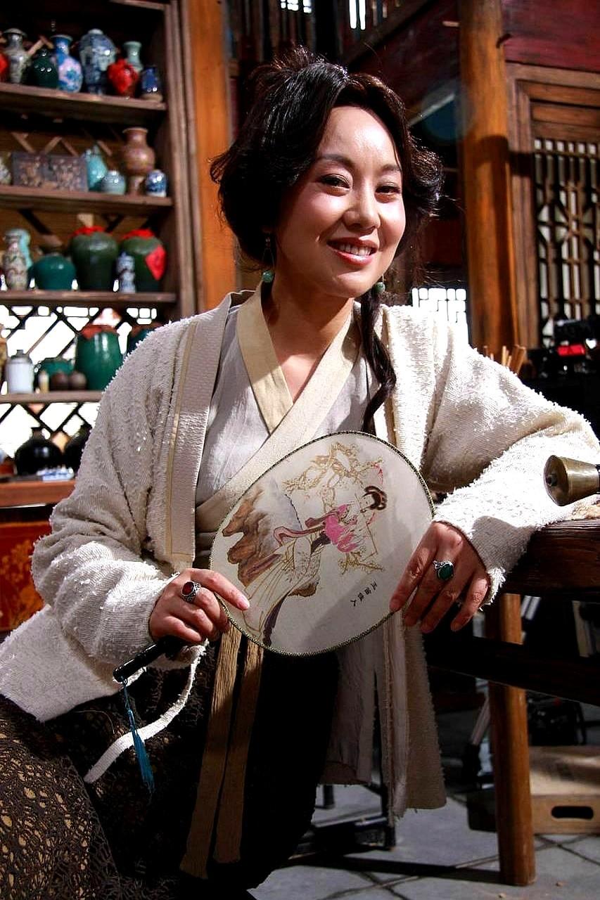 闫妮一句“全款买，有优惠吗”，直接让售楼小姐当场石化。

2007年，刚凭《武林