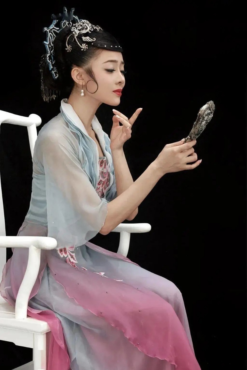 #华宵一领舞# 《锦鲤》真的是今晚最佳，一提到锦鲤就想到鲤鱼跃龙门了，也希望看到