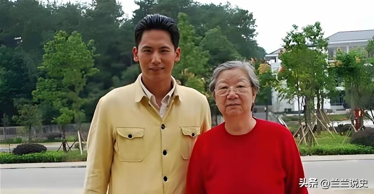 2010年，80岁的刘思齐站在“毛岸英”身旁，一张合影看哭无数人

白发苍苍的刘