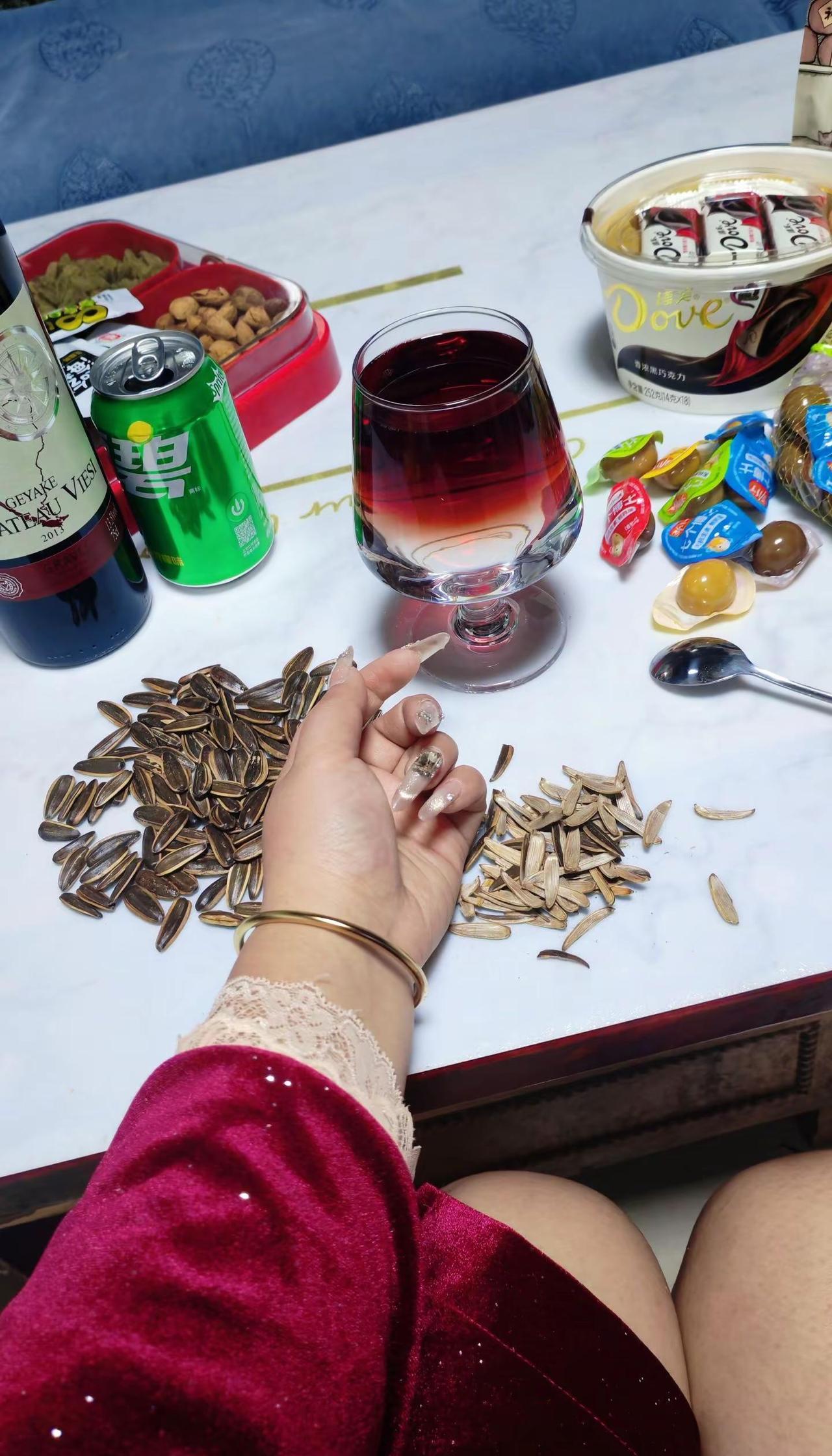 喝到微醺的时候，人就会变得，柔软，感性，浪漫，想说的话在眼里在酒里，在夜里，借着