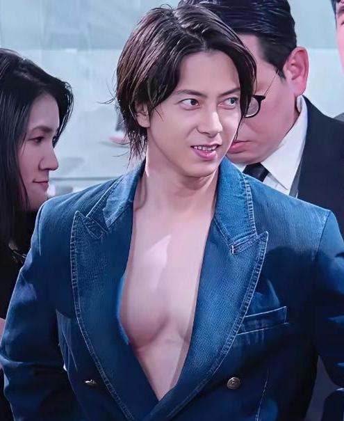 这位女的还是男的？
女深V叫性感时尚。
此君男的还是女的？
男深V则有违公序。
