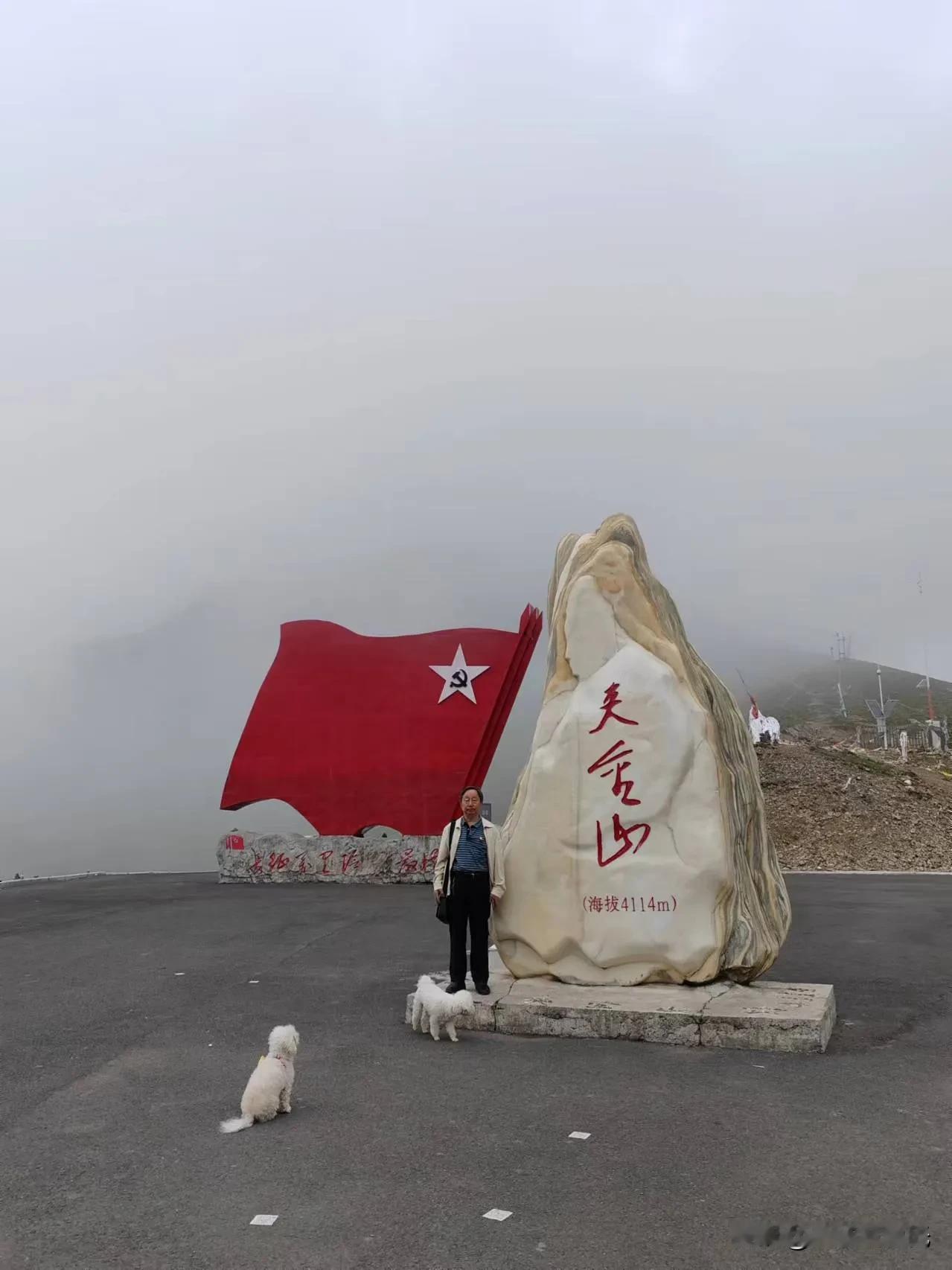 我站在高山之巅一览众山风景！
“二呀么二郎山，高呀么高万丈。”
我诞生于高耸入云