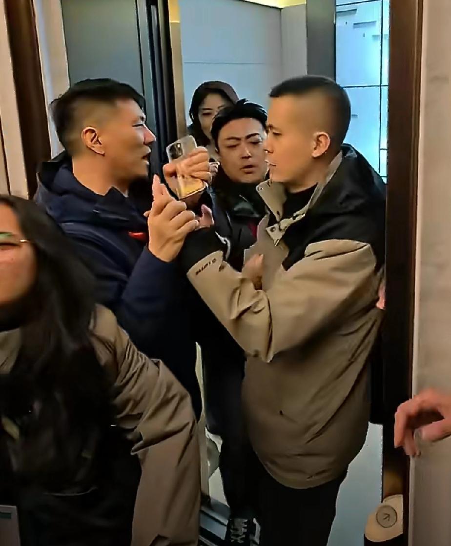 陈慧琳被一男粉丝强行堵在电梯要合影，工作人员试图拉开他，可这名男粉丝还是要往电梯