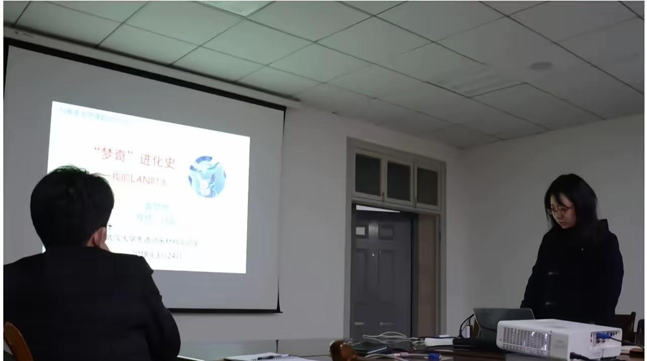 有网友扒出曾梦琪武大读博时，向导师付磊汇报的照片！
从投屏展示的PPT封面能看出