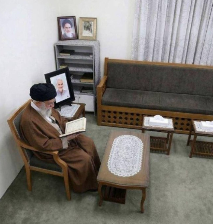 哈梅内伊被炸死前照片曝光，身边摆放苏莱曼尼相框，决心与美殊死一搏！伊朗英语新闻电