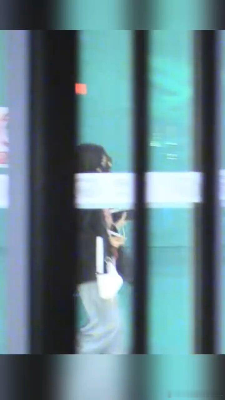白鹿上了周翊然的车白鹿周翊然聚餐白鹿周翊然聚餐可以看看 