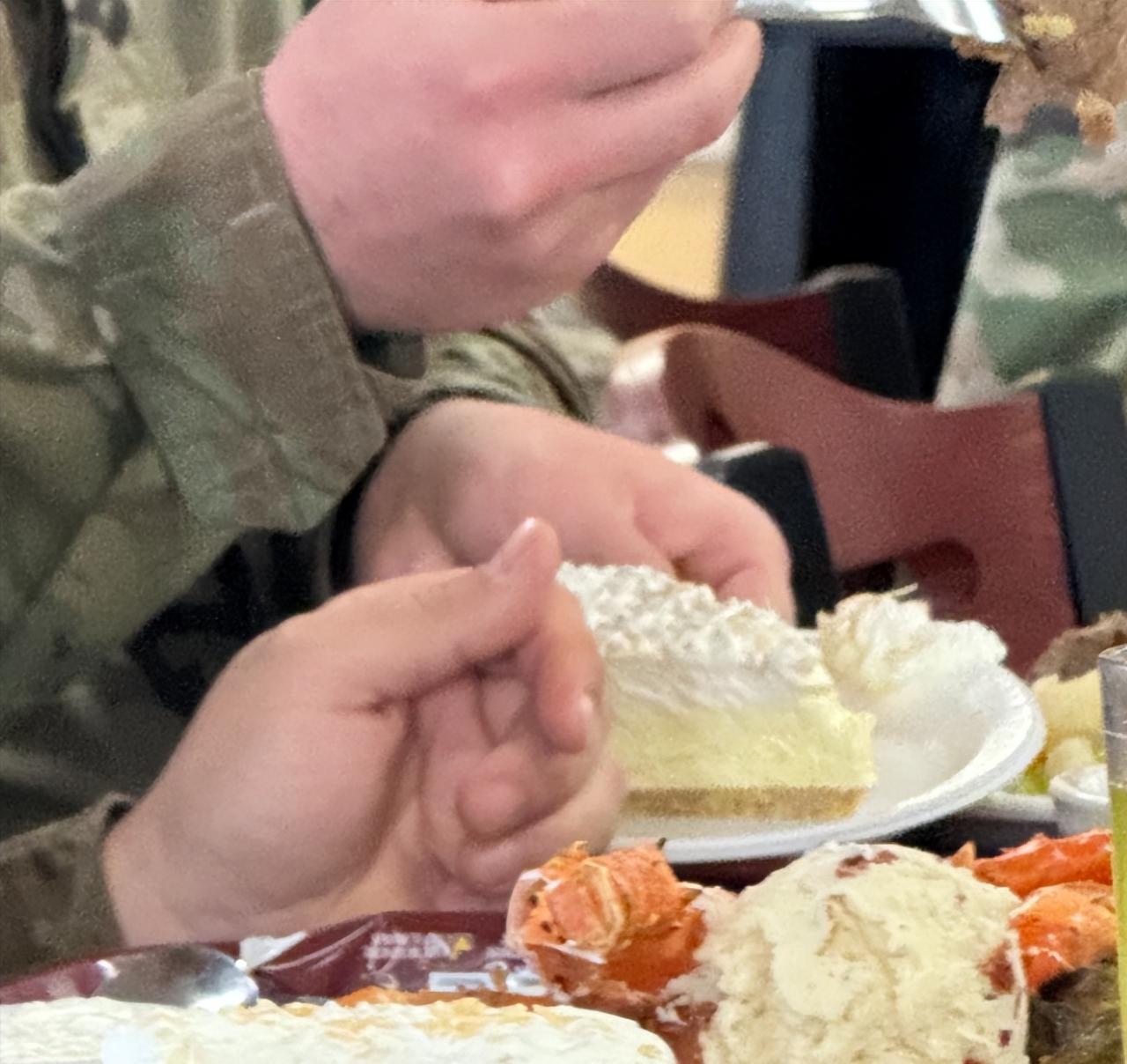 不好的征兆
据说美军又在吃出征宴了
餐谱中出现了龙虾、蟹腿、牛排
结合美军已经从