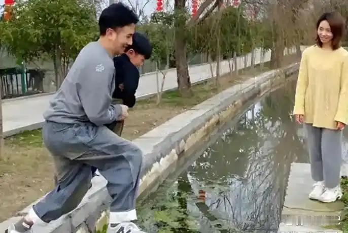 林生斌在澳洲被偶遇！一家三口海边散步画面曝光，定居悉尼富人区，如今生活让人感慨 