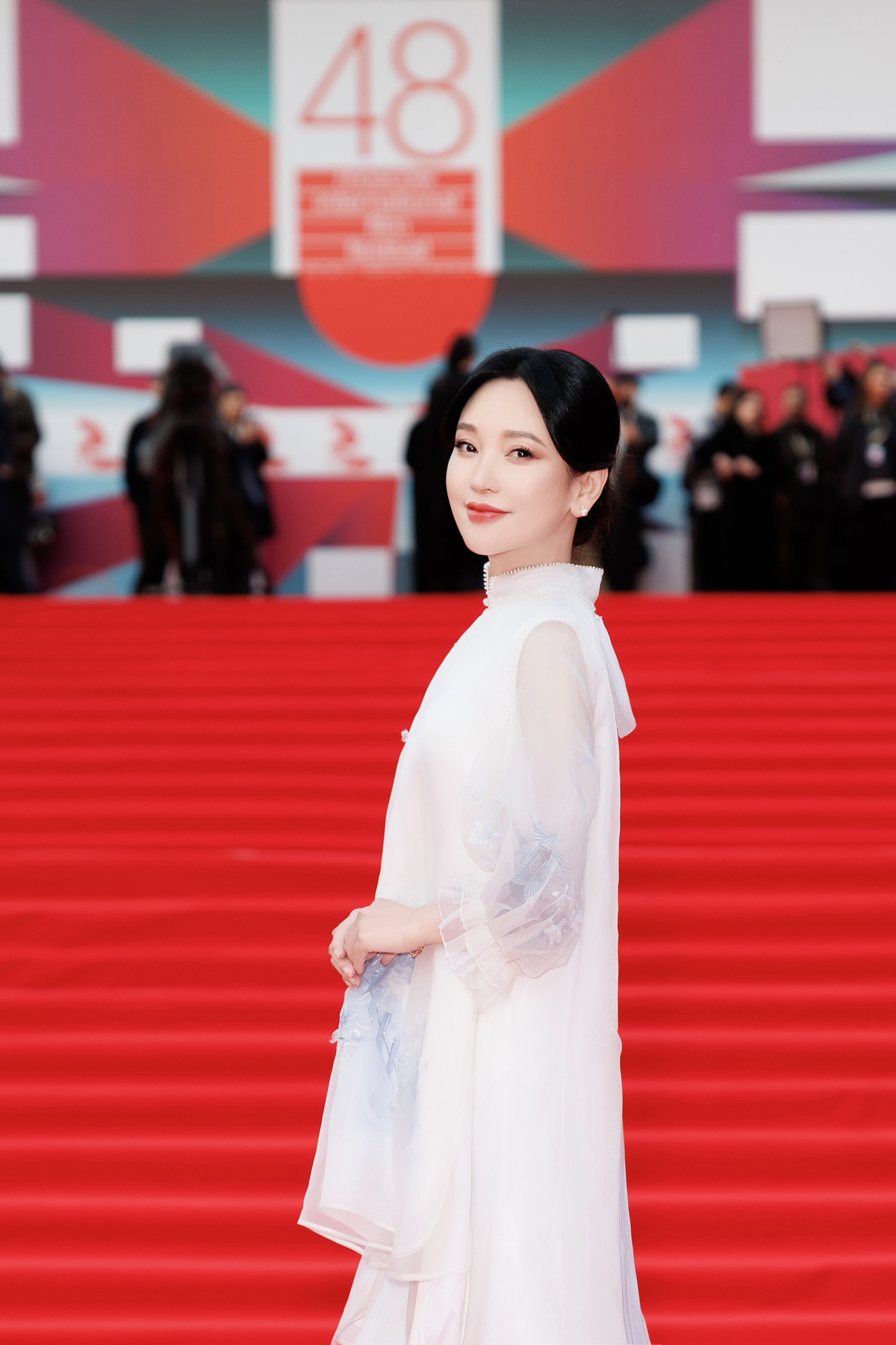 【恭喜这个事业爱情双丰收的金莎】金莎出席莫斯科国际电影节 恭喜刚领证的姐姐事业爱