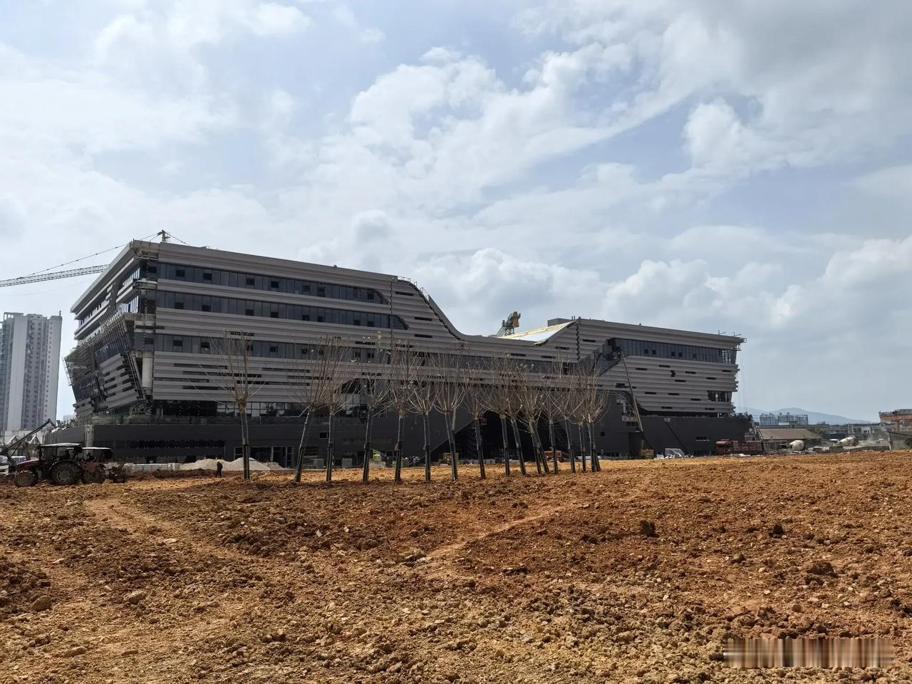作为旅发大会的重点项目，怀化愽物馆和怀化图书馆新馆正加紧进行扫尾工程，八月底可全