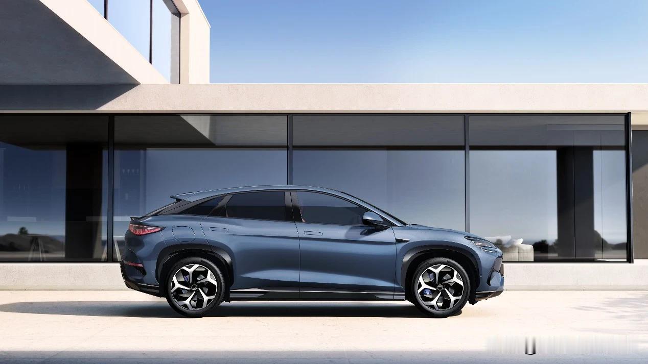 海狮07EV来了，一款纯电的中型SUV，从我的审美来讲，它要比宋L好看。

起步