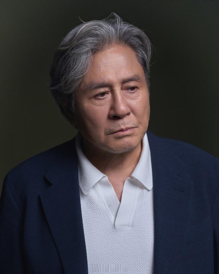 【演员崔岷植谈到《末行手记》的角色】崔岷植表示:“一开始我是以崔岷植的角度去看这