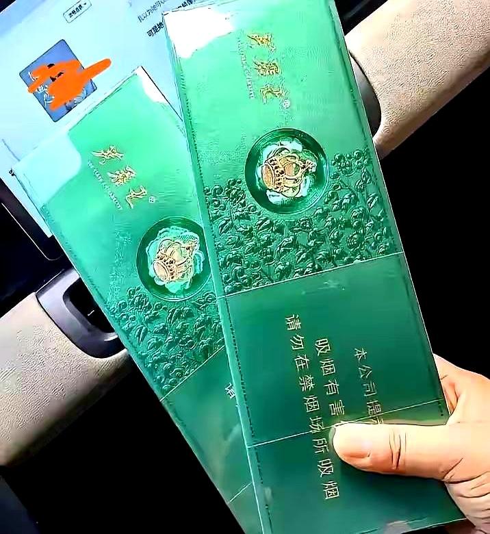 准女婿头回上门，两条烟放茶几上。
家里没人抽，傍晚拎去小店套现，老板开口一条21