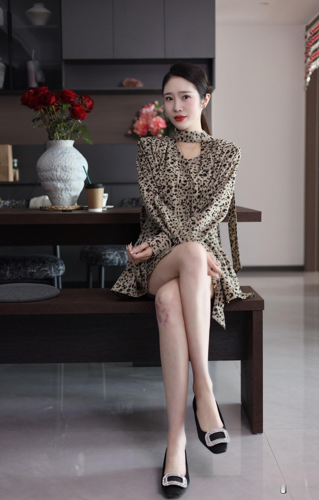 优雅气质穿搭，豹纹连衣裙搭配黑色高跟鞋，尽显时尚魅力！