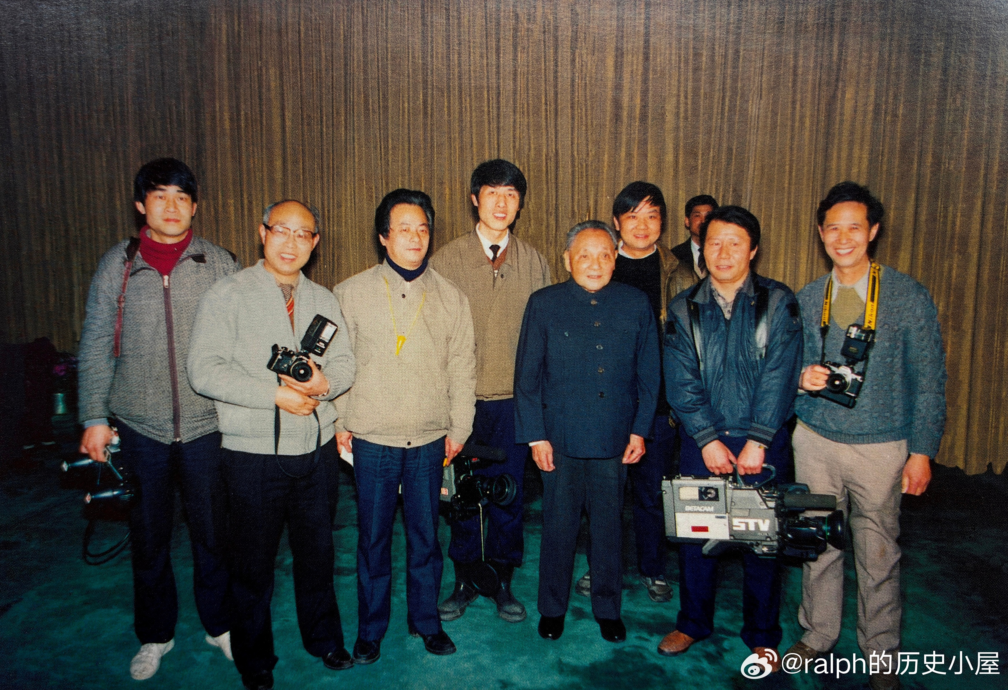 90年代上海电视台记者采访邓小平并合影历史影像 ​​​