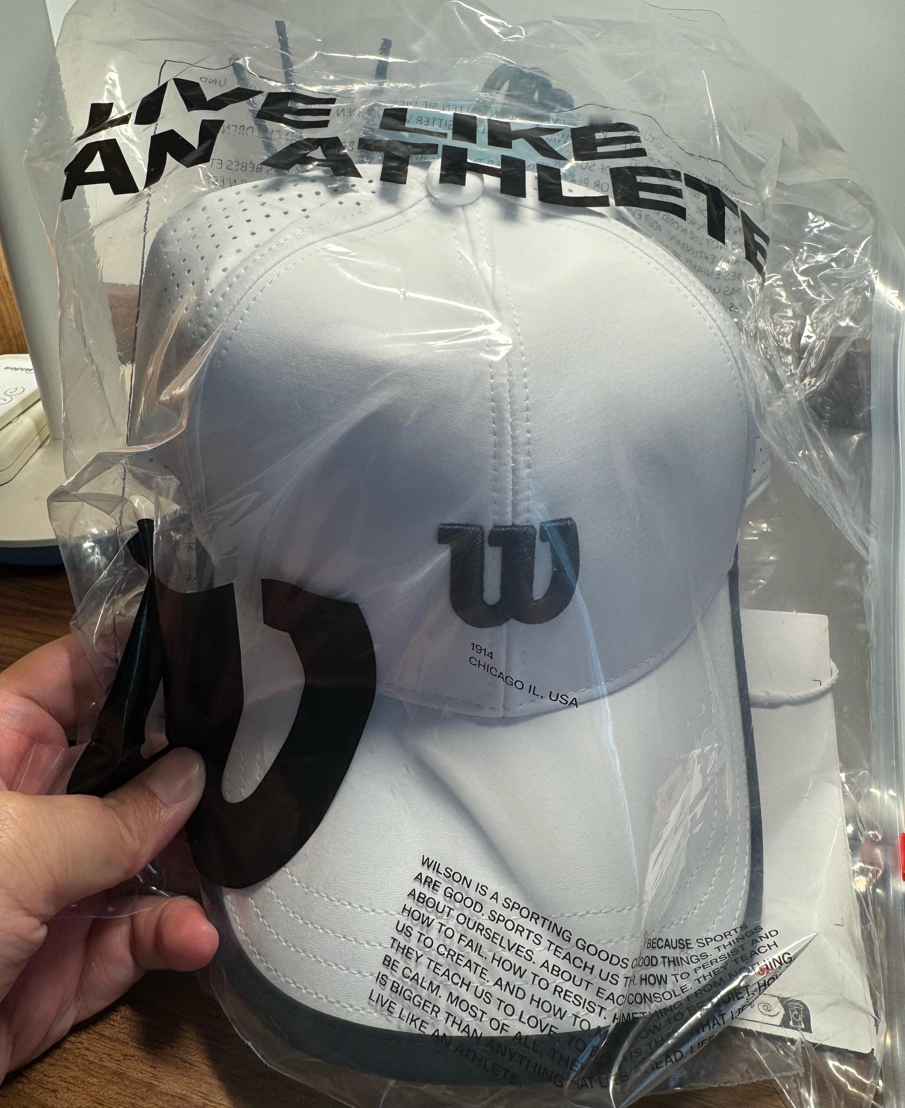 由于我太不适合戴帽子了……所以抱着别浪费的原则，想要的球迷麻烦留个言，我过两天用