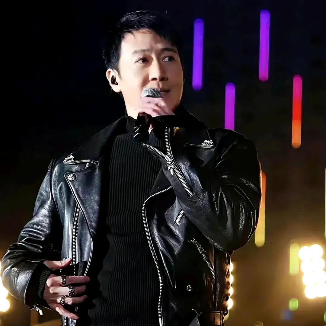 黎明再穿30年前《原振侠》中的皮衣亮相演唱会，再次穿这件皮衣的黎明发福了，脸部明