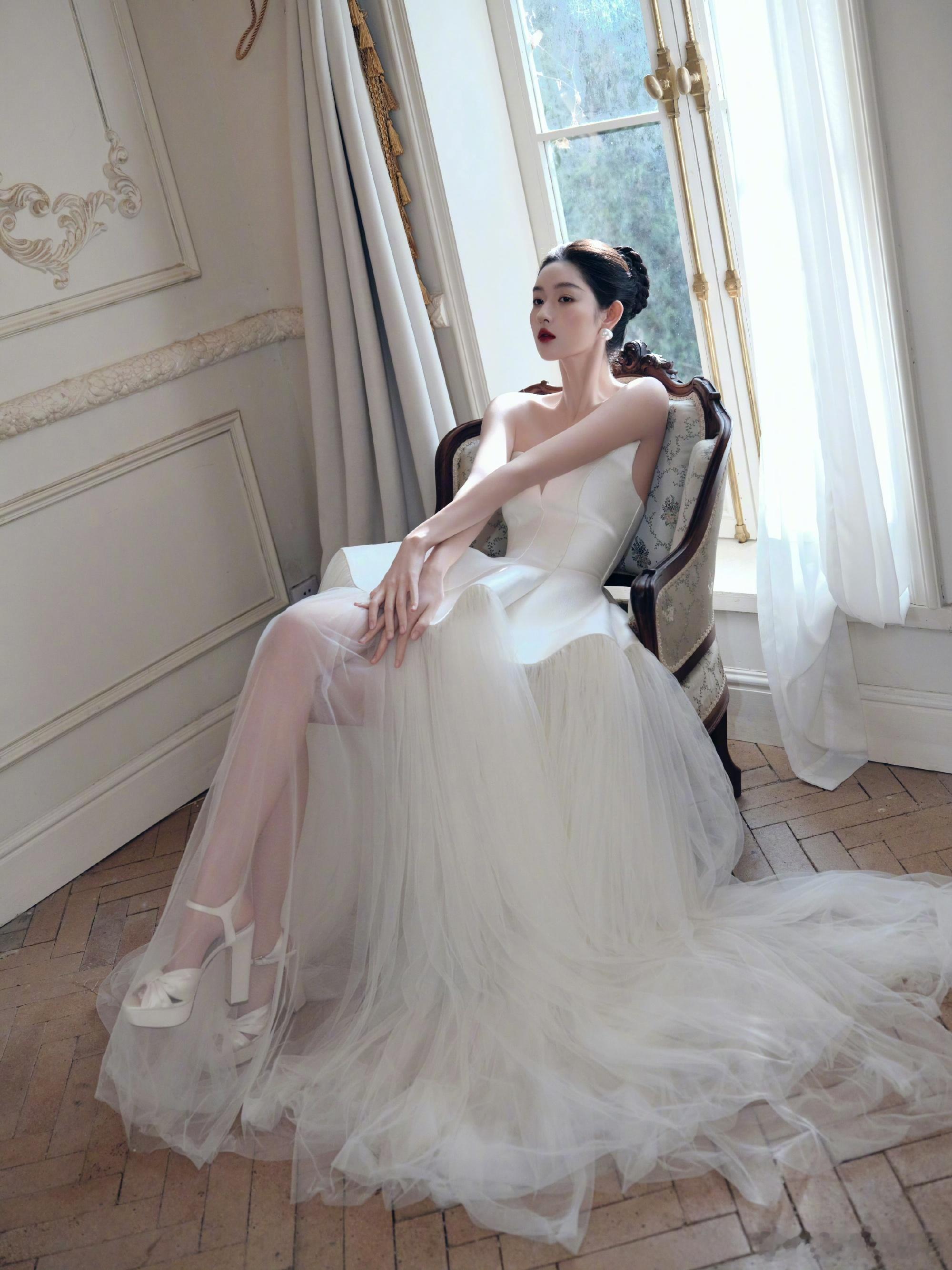 王玉雯上午女神下午女王 王玉雯这是开了造型倍速切换器吧！上午还是白纱珍珠的仙界在