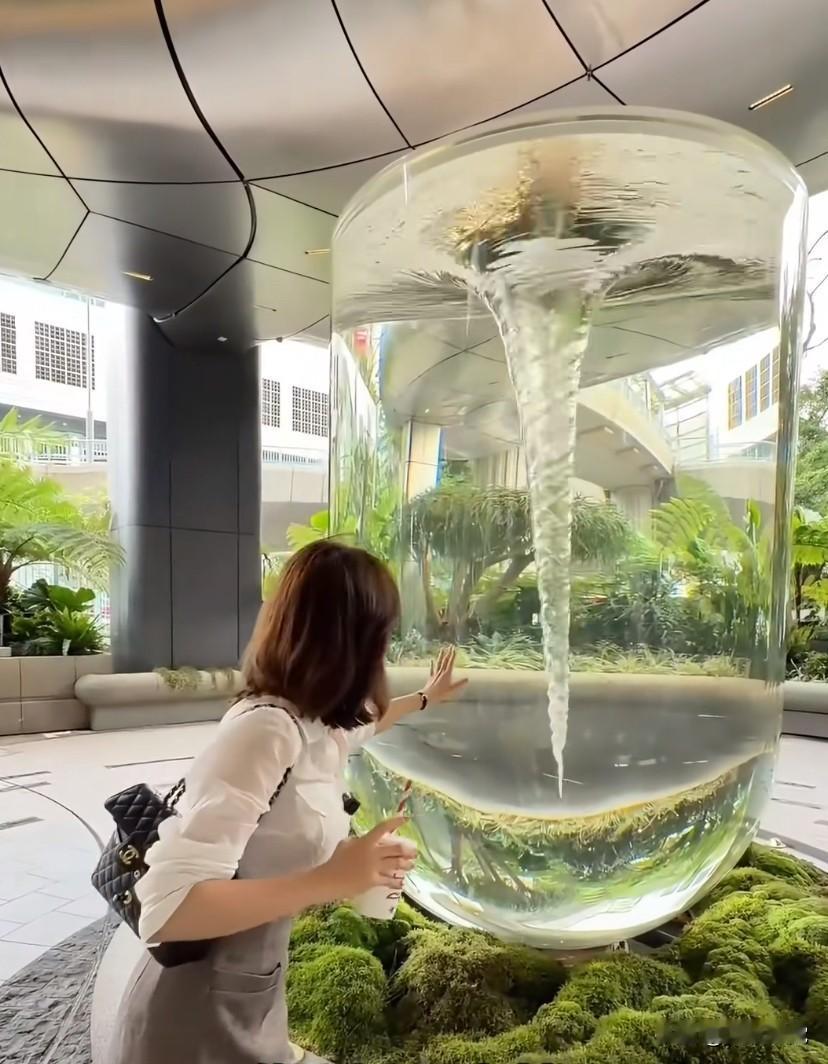 站在香港中环的这个打卡地标前，在附近证券公司上班的深圳女孩说：我的收入不方便透露