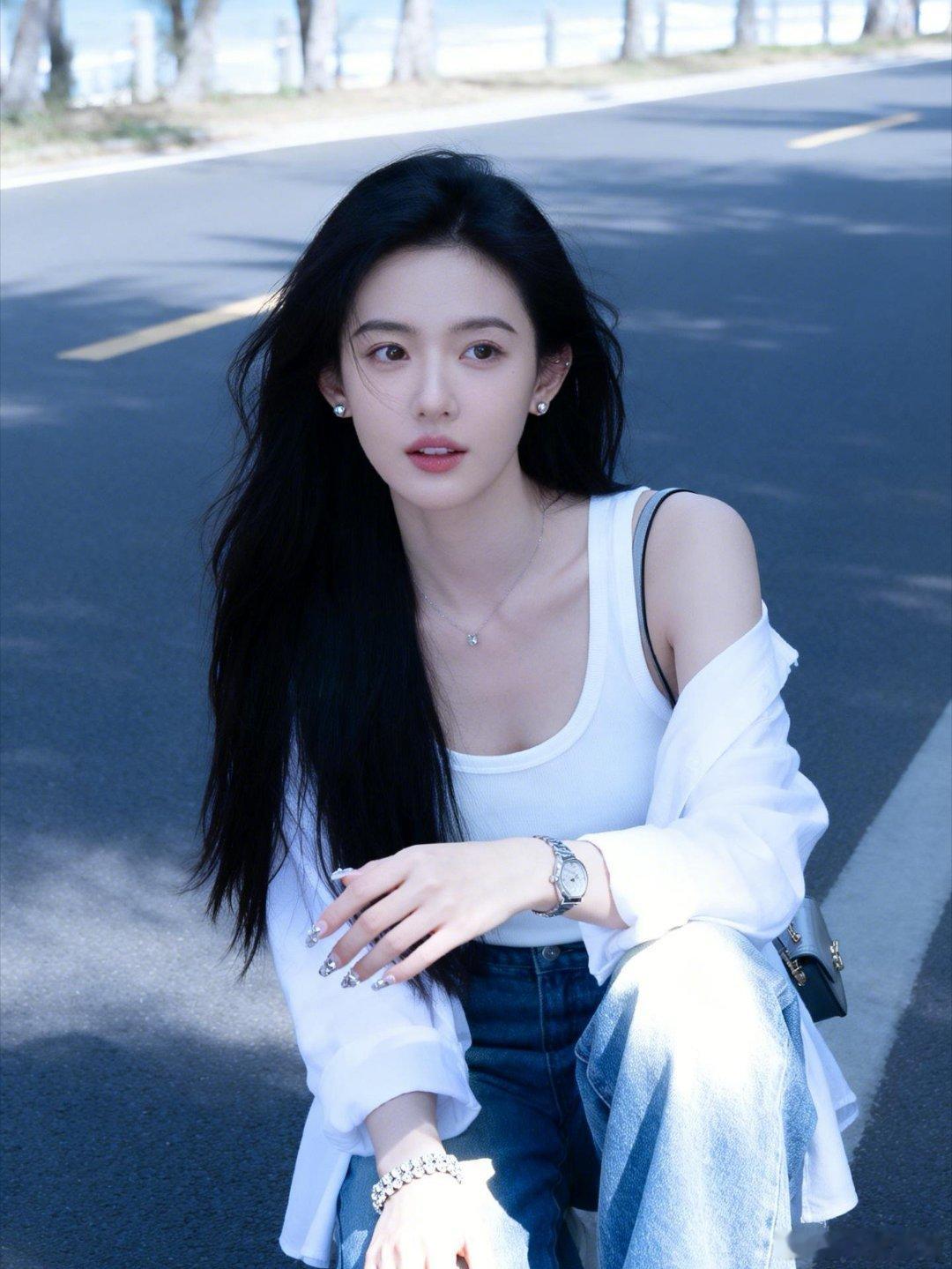 真正能在市场里赚到钱的，从来不是那些天天盯着K线一惊一乍的人，而是三种人：第一，