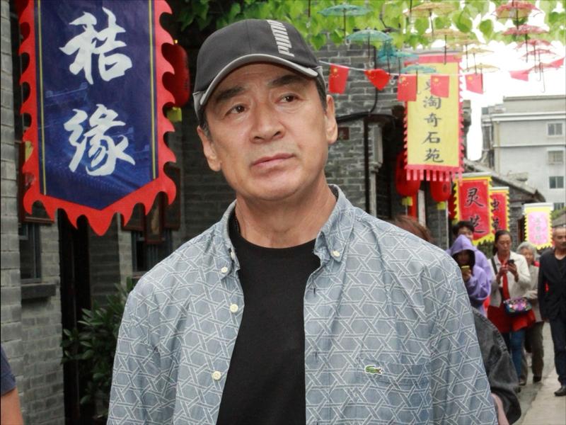 71岁寇振海发长文诉说和18岁儿子的故事，让人感慨。他53岁老来得子，却因拍戏缺