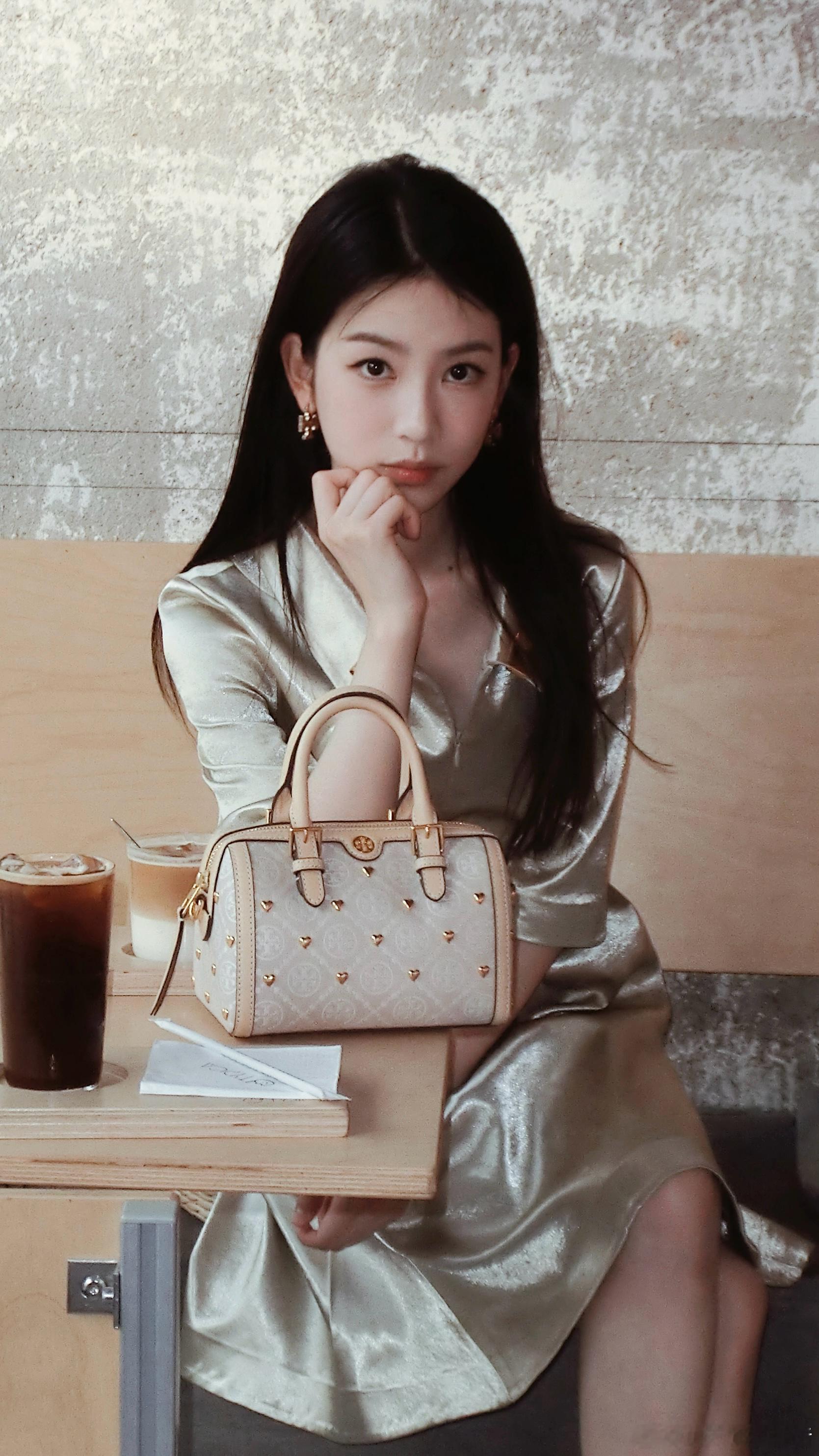 刘梦芮和品牌合作的新写真~悠然休闲的午后，精致柔美风轻松拿捏 🌸🌸🌸 ​​