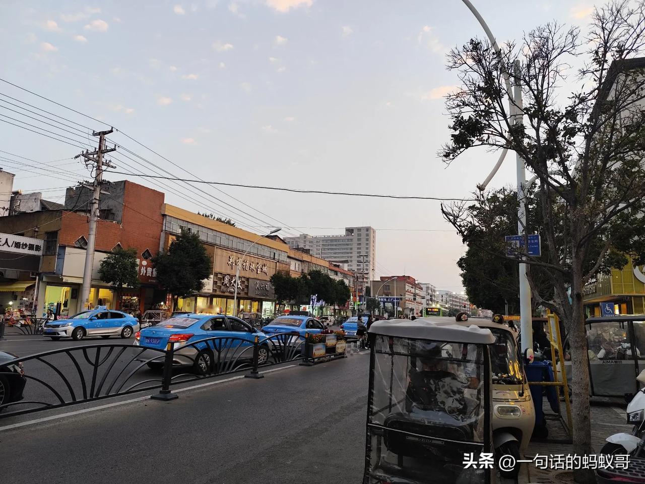  这个地方如果有人能认出是哪个城市那就真服了，不要放大看路牌！纯粹第一眼。
