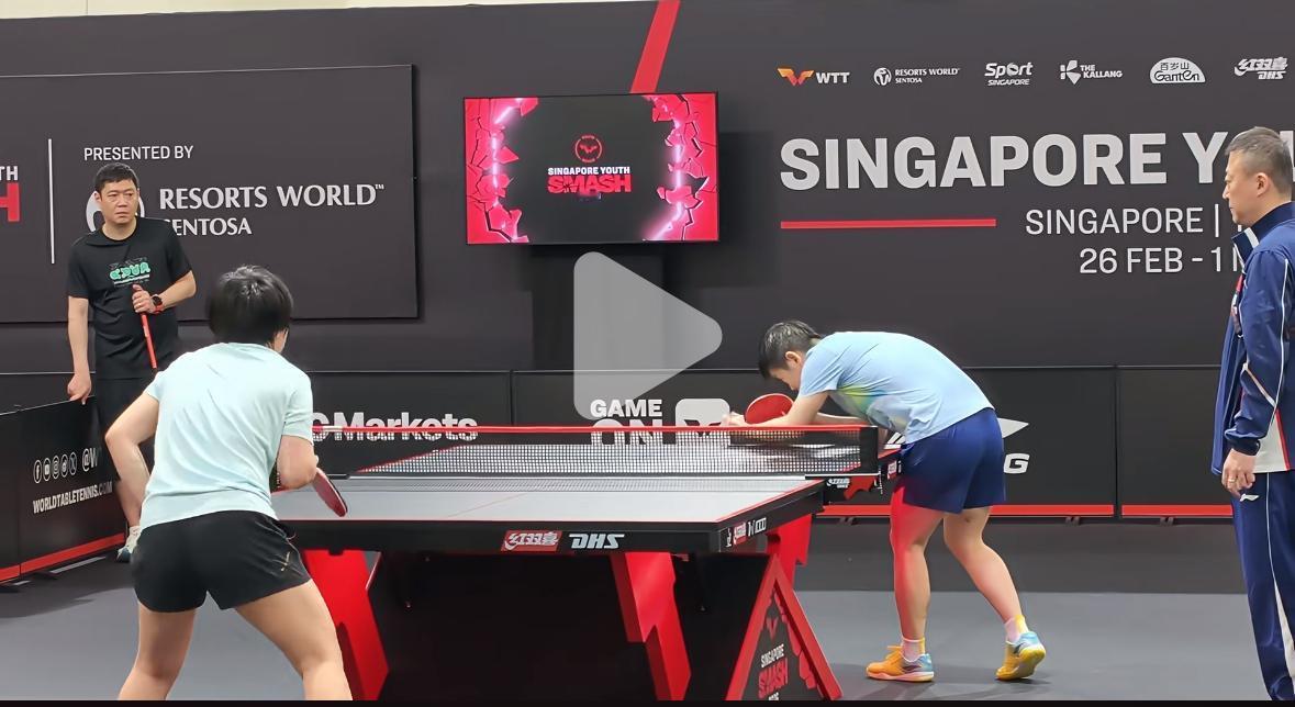 新加坡大满贯孙颖莎与覃予宣开开心心上训——马琳和邱贻可指导推敲技战术！
2月23