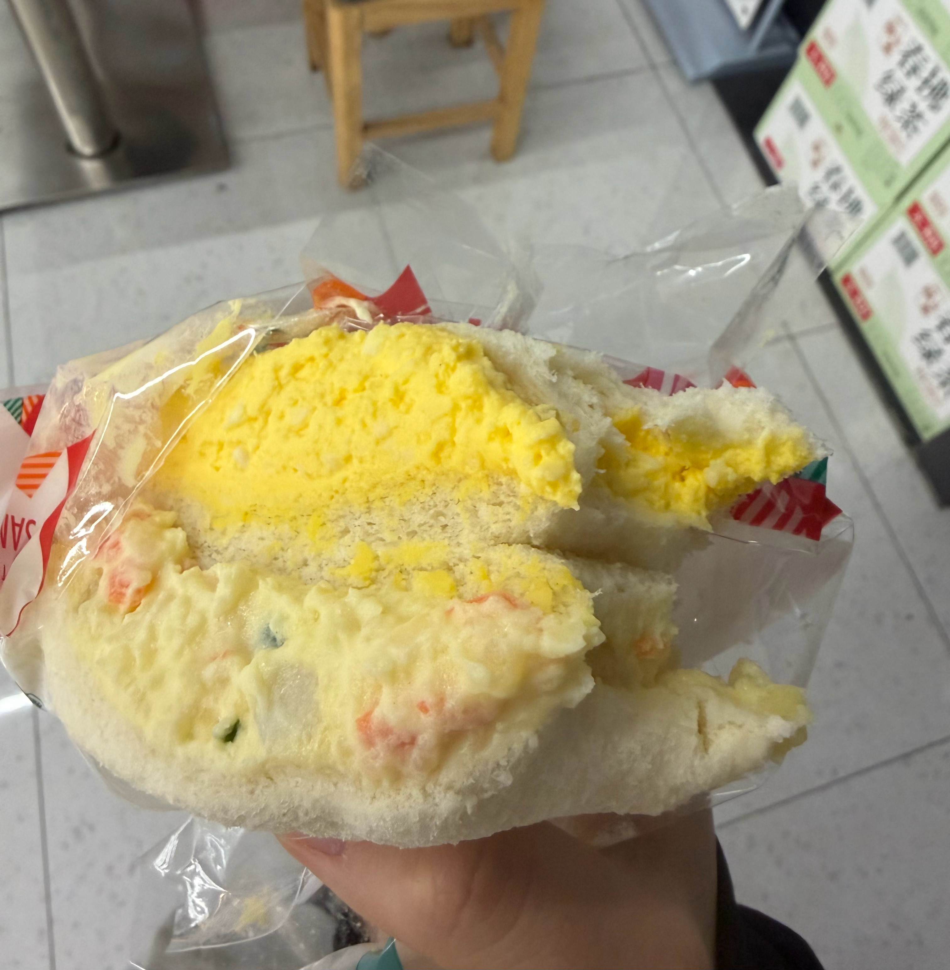 运动日记恢复打卡📒 爬坡完吃了鸡蛋土豆泥三明治，吃得很潦草，像猪啃了一样，太饿