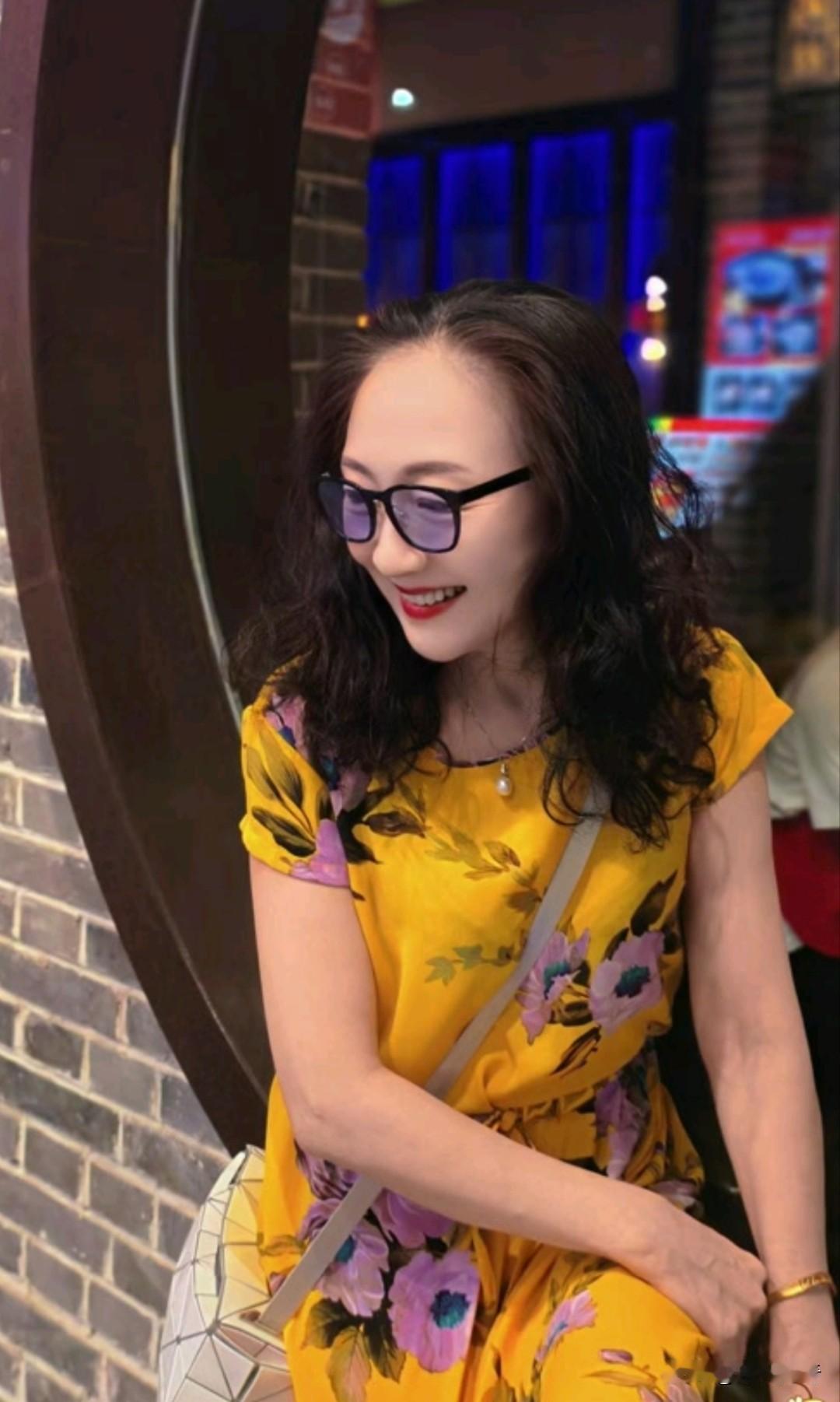 这个女人是我人生的贵人，感谢你对我的全力支持。
我们相互承诺，如果我的剧本电影成