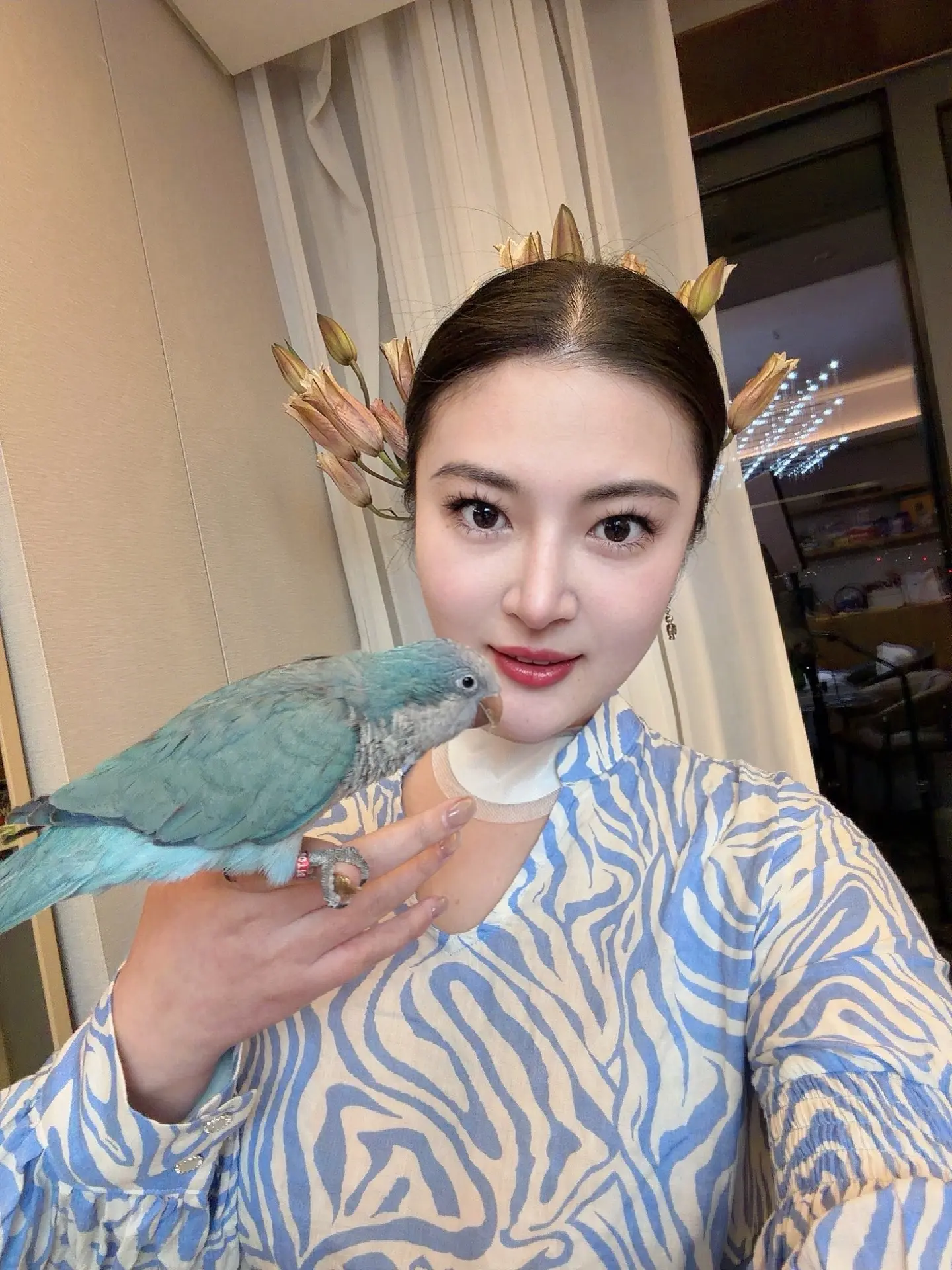 从容，平静，清醒，看似简单却不容易做到，愿我们慢慢学会站在生活之外看生...