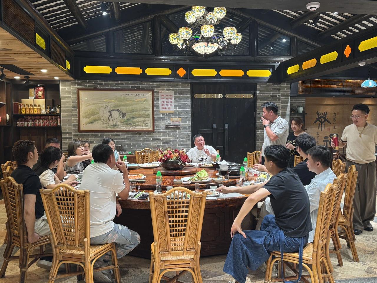饭局上，领导突然说：

"我都老了，不像你们这么年轻"
该如何回复？
答：
不是