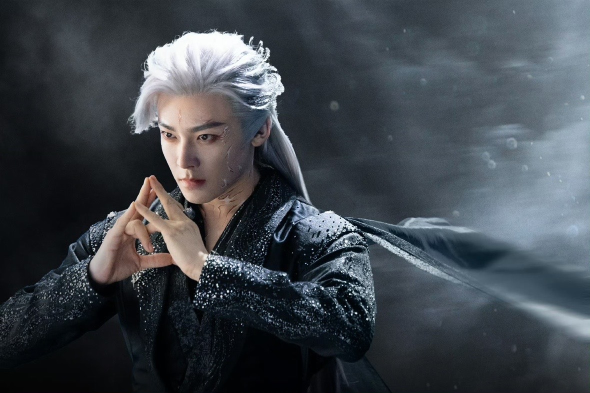 娱乐[超话]侯明昊纪伯宰银发剧照侯明昊限定版银发剧照少见的银发！好酷啊！ ​​​
