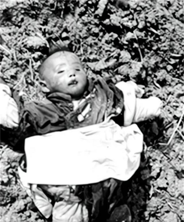 1937年，一女人抱着孩子躲在芦苇荡，不料被日军发现了，顿时扑向她，女人抵死不从