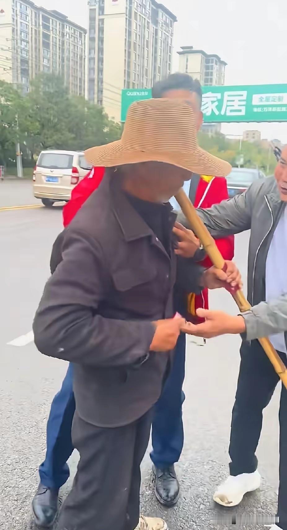 两名男子突然一把拉住了清洁工老人，看着3个人相互拉扯的一幕，路人却直呼感动了。
