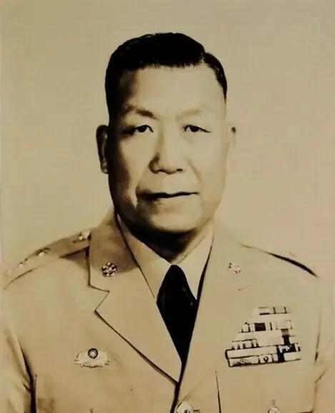 1949年，蒋介石下死令：撤离青岛必须炸毁全城！刘安祺表面连连点头，转头却冲心腹