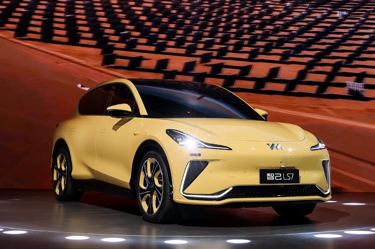 近日，智己汽车官方透露，智己LS7 Max将于6月7日上市，新车将会继续推出后驱